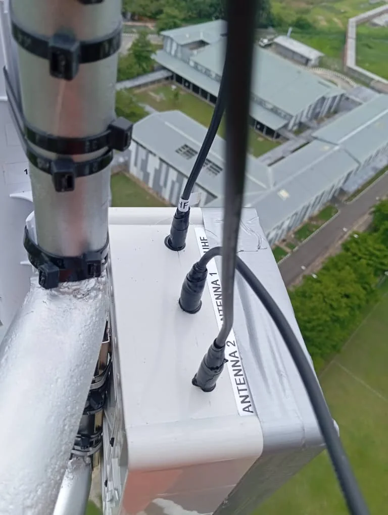 Sector antenna and feeder assembly