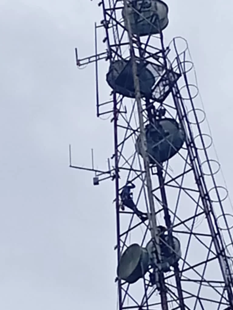 Multi-antenna telecommunications tower